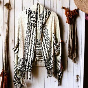 Western HOODED Fringed Bohemian Poncho like wrap super soft ONE SIZE EUC